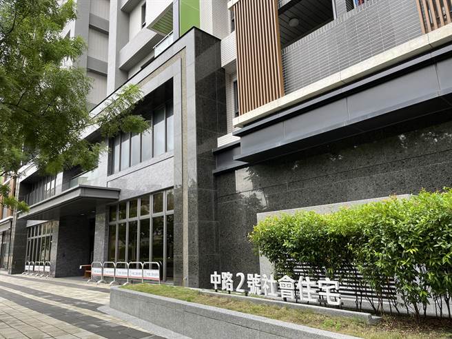 桃园市桃园区力行路上的中路2号社会住宅，周边生活机能佳，最受民眾欢迎。（陈梦茹摄）