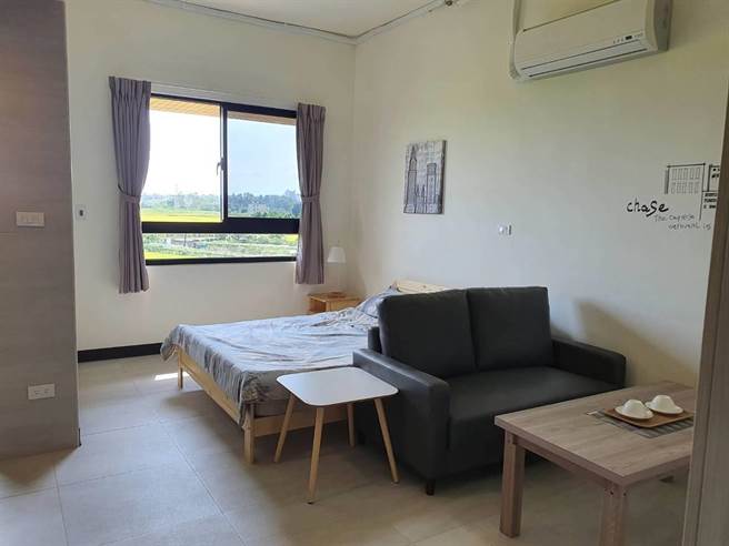 桃园市八德区建德路上的八德1号社会住宅，从窗户望出去能将稻田美景尽收眼底。（陈梦茹摄）