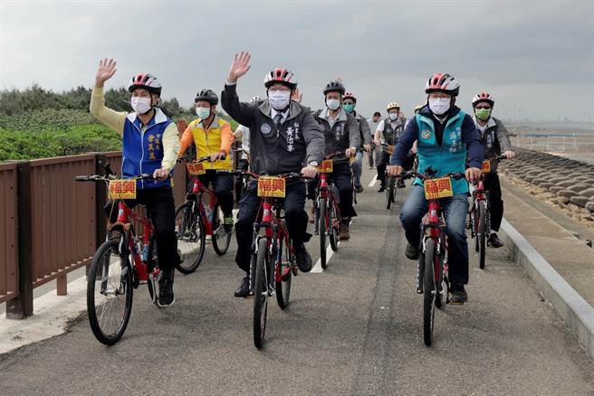 許厝港濕地於31日舉行捕鰻漁業設施創意設計大賽頒獎典禮，眾人一起騎自行車沿途觀賞作品。（桃園市政府環保局提供／陳夢茹桃園傳真）