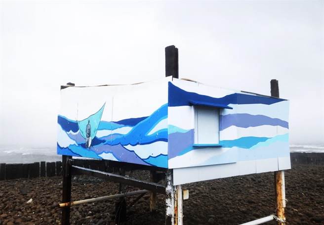 許厝港捕鰻漁業設施創意設計大賽，廣邀全國設計團隊參與地景藝術創作，用海廢浮球、漁網、漂流木、瓶蓋和蚵殼等物件創作，讓鰻苗架大變身。（桃園市環保局提供／陳夢茹桃園傳真）