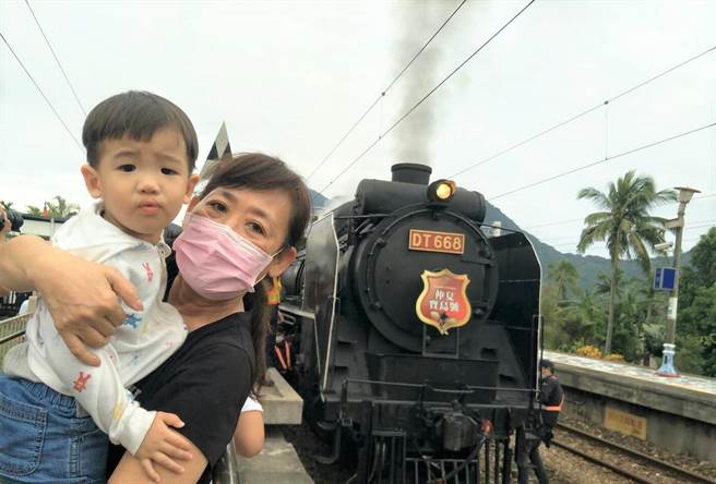 「仲夏寶島號」蒸汽火車停靠在台東山里車站，吸引遊客造訪。（蔡旻妤攝）