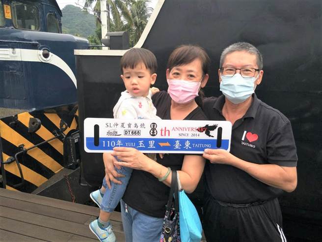 「仲夏寶島號」蒸汽火車停靠在台東山里車站，吸引遊客造訪。（蔡旻妤攝）
