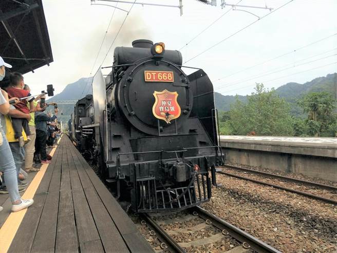 「仲夏寶島號」蒸汽火車停靠在台東山里車站，吸引遊客造訪。（蔡旻妤攝）