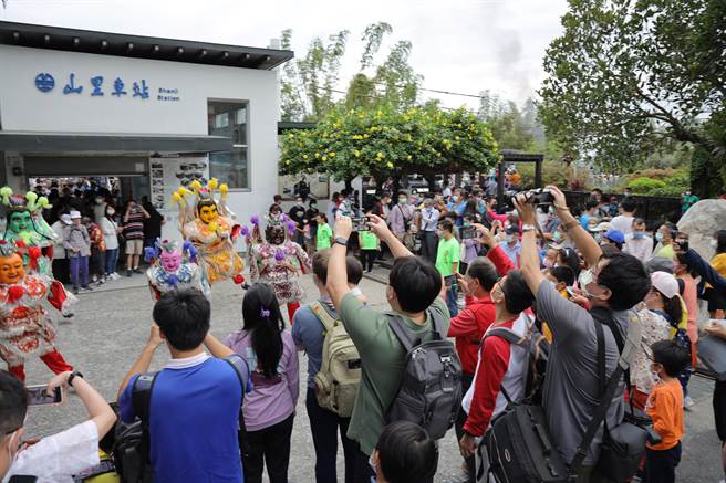 「仲夏寶島號」蒸汽火車停靠台東山里車站，吸引大批鐵道迷。（卑南鄉公所提供／蔡旻妤台東傳真）