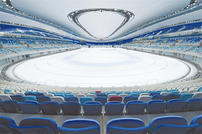 北京冬奧村將於明年1月27日開村，迎接來自世界各地的運動員，2月2日將展開北京冬奧聖火傳遞，正式拉開北京冬奧會序幕，疫情則是舉辦冬奧會面臨的最大挑戰。圖為冬奧場地國家速滑館。（新華社）