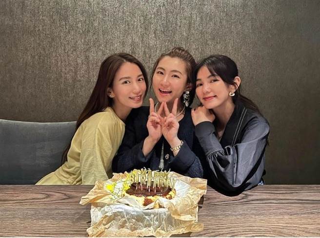 Hebe（左）、Ella（右）特製減糖蛋糕為Selina慶生。（摘自Selina IG）