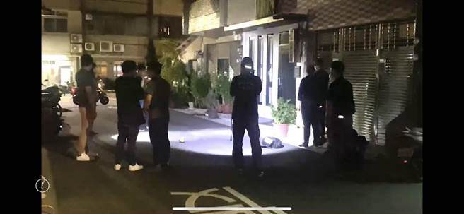 台中市南区30日晚间惊传枪击案！39岁戴姓男子因案遭清水分局围捕，他在屋内举枪自戕，案发后警方于现场搜证。（民眾提供／冯惠宜台中传真）
