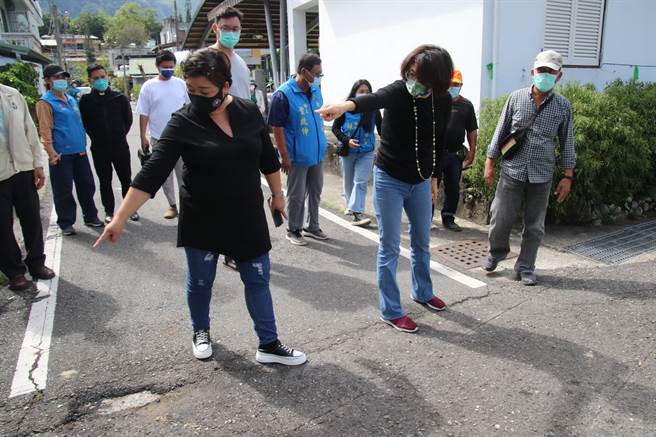 饶庆铃31日现勘东河乡及长滨乡部落环境，听取居民需求及意见。（台东县政府提供／蔡旻妤台东传真）