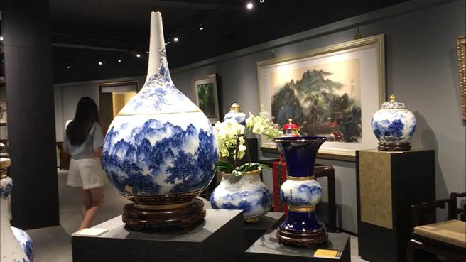 彰化古城心月艺术中心，展览卓丽秋现代青花瓷创作。（心月艺术中心提供／吴敏菁彰化传真）