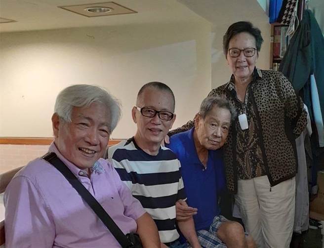 演艺协会秘书长萧润禾（左二）日前才与资深艺人探望张国栋（右二）。（演艺协会提供）