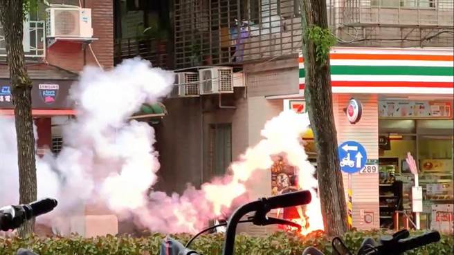 庄姓男子燃放信号弹泄愤。（民眾提供）