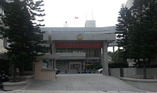 一名澎湖海巡隊員偷闖泳池女更衣室，偷拍女泳客洗澡後露餡落跑，警方已偵辦中。(翻攝自馬公分局臉書)