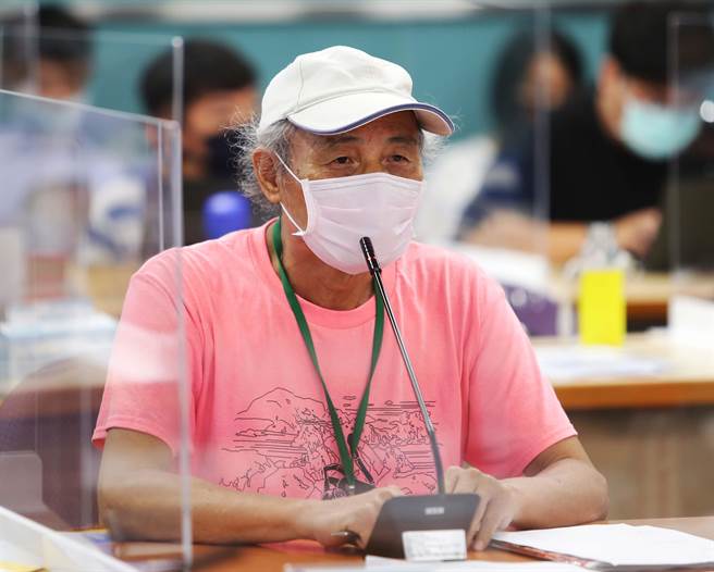 「桃园市观塘工业区工业专用港环境影响说明书环境影响差异分析报告（外推方案）」10月12日闯关环评专案小组审查，藻礁公投领衔人潘忠政出席时表示中油再度挤牙膏外推455公尺，只是为了迴避再做环评，政府为何不开听证会，他期盼环评委员促成听证会的举行。（季志翔摄）