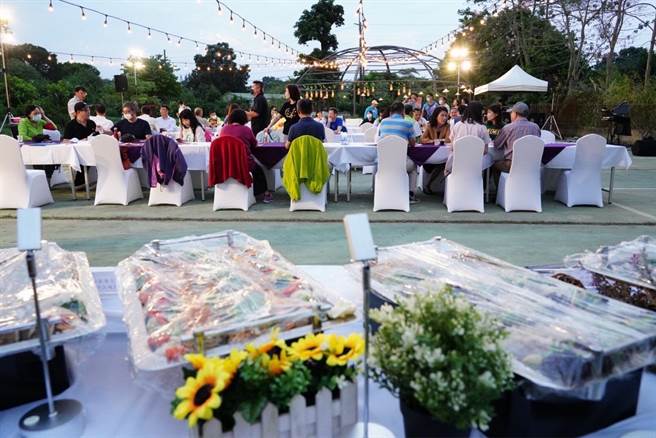 爱文山人文产业发展协会盼利用这次芒果与可可料理研发经验，未来能以星光草地餐桌方式，吸引游客到社区消费。（赖永坤提供／张毓翎台南传真）