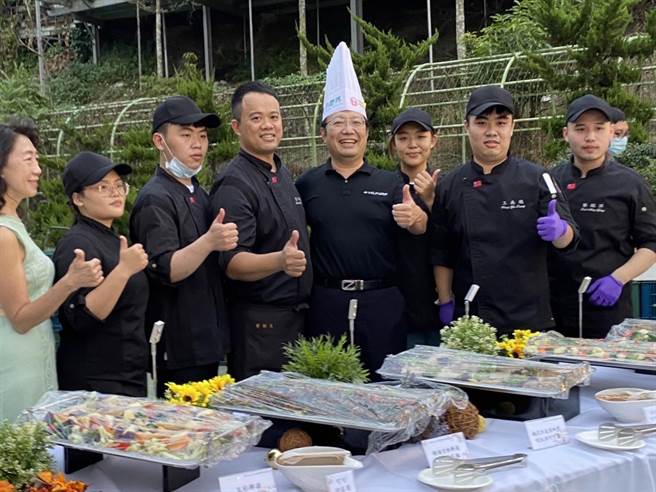 爱文山人文产业发展协会感谢中华医事大学大学社会责任实践计画的师生团队，带领社区妈妈开发新料理。（赖永坤提供／张毓翎台南传真）