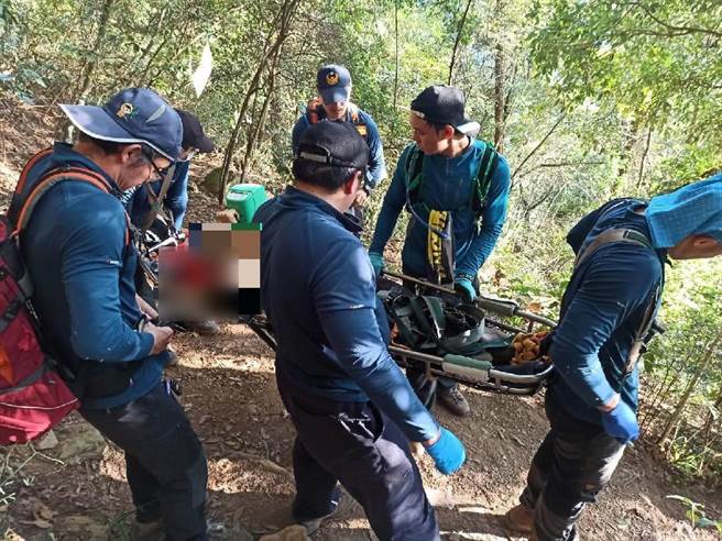 49歲林姓男子疑瀕死性呼吸昏厥，搜救人員馳抵將他送下山急救。（台中市消防局提供／王文吉台中傳真）