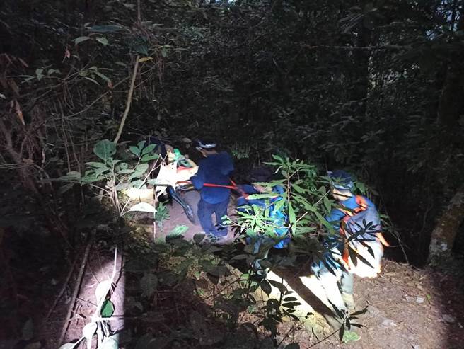 搜救人員使用擔架運輸車將昏厥的49歲林姓男子送下山，沿途使用自動心肺復甦機持續急救。（台中市消防局提供／王文吉台中傳真）