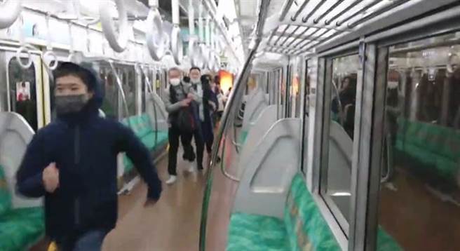 手机所拍摄的影片截图，乘客拚命逃离，后方车厢已爆出黄色火光。(图/twitter)