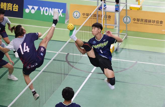 台北地獄犬B(左)與桃園猛牛空中格鬥。（中華民國藤球協會提供）