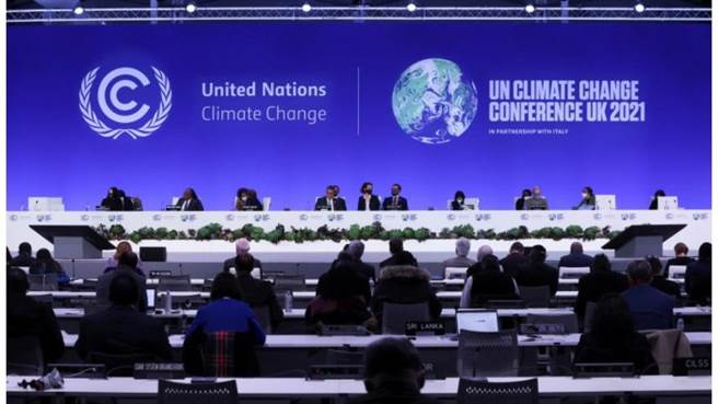 格拉斯哥氣候峰會開幕式，各國領袖先互相打招乎，還沒有進入正式議題。(圖/美聯社)