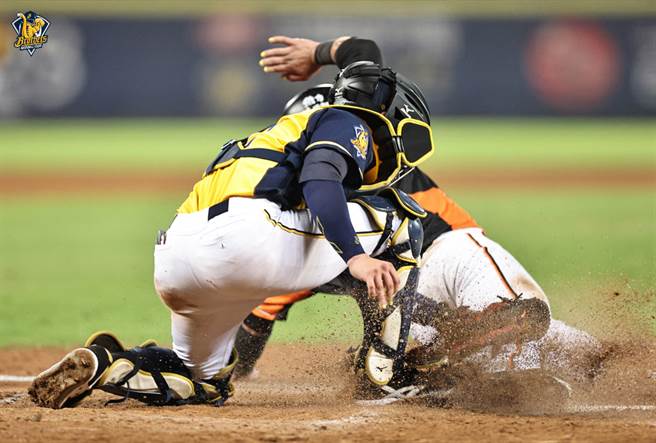 中信兄弟詹子贤外野长传阻杀掉统一狮队林岱安。（中信兄弟提供）