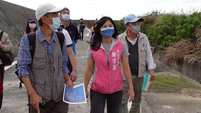 淡水水资源回收中心充斥死鱼与恶臭，新北市议员郑宇恩会勘（郑宇恩服务处提供／戴上容新北传真）