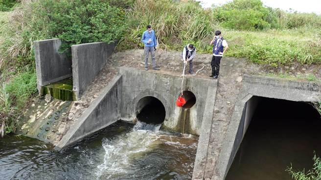 紧急水质採检（郑宇恩服务处提供／戴上容新北传真）