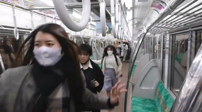 通勤乘客从案发车厢逃往电车前端，车厢门口一度发生推挤。（截自推特@siz33）