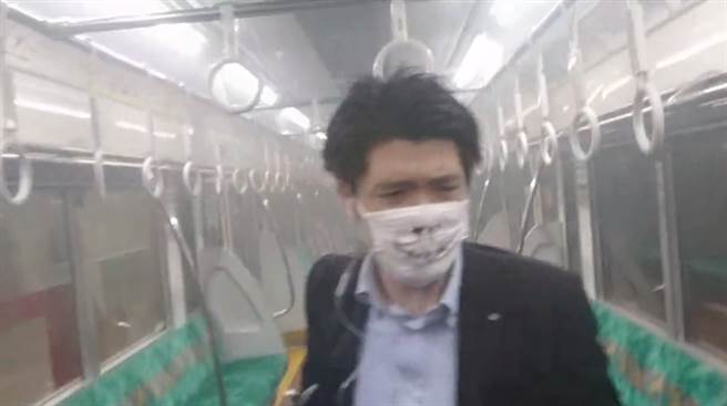 车厢起火后列车仍在行驶并引发浓烟，乘客口罩都被熏黑。（截自推特@siz33）