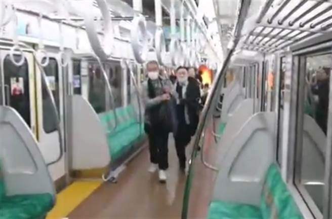 行驶中的电车遭到纵火，乘客惊慌逃离起火车厢。（截自推特@siz33）