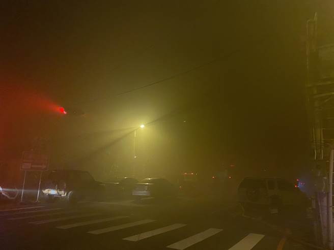 花莲市区近美崙工业区民宅昨深夜传出火警，火势猛烈，数公里即可看见火光，且现场大火不断延烧，火舌不时从浓烟窜出。（罗亦晽摄）