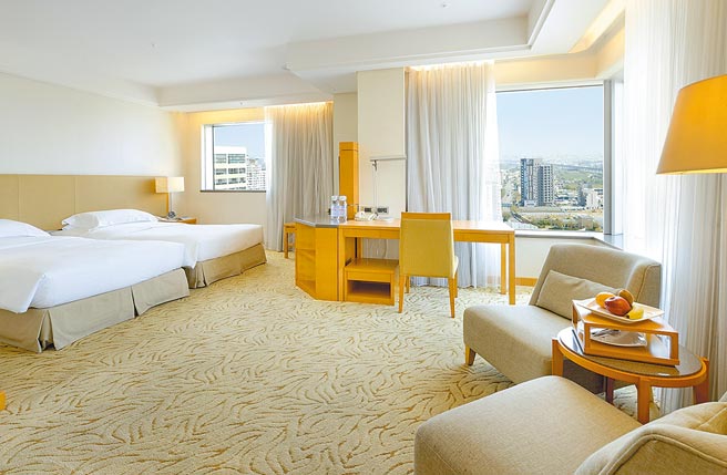 裕元花园酒店相邻四人房住宿券下杀32折，每人不到1,700元即可入住五星级酒店客房。图／裕元花园酒店提供