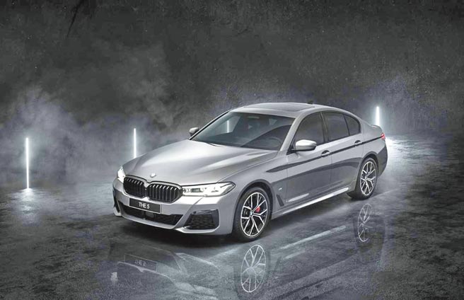 全新2022年式BMW 5系列配备大幅升级，全面导入智慧LED头灯、远光灯辅助系统及豪华型四区恒温空调，530i与M550i xDrive更升级与旗舰车款同享尊荣规格的车门自动紧闭系统。图／汎德公司提供