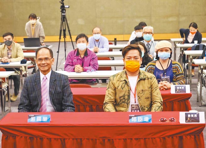 立法院长游锡堃（左）昨受邀出席民眾党智库举办的修宪论坛时表示，立法院修宪时程非常急迫，必须要在明年3月29日前完成修宪案提案，才能合併明年九合一地方大选举行。（民眾党提供）