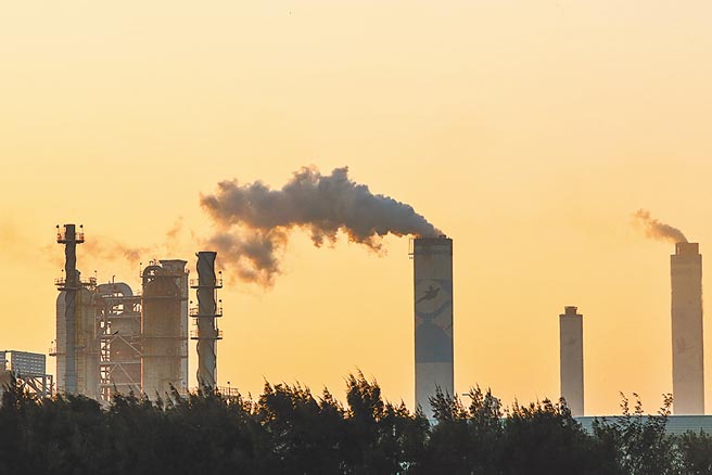 環保署署長張子敬昨天「出席環境教育這10年 響綠生活嘉年華」會後受訪時坦言，2030至2050間一定要有新技術大家才做的到淨零碳排。圖為石化廠排放陣陣濃煙。（本報資料照片）