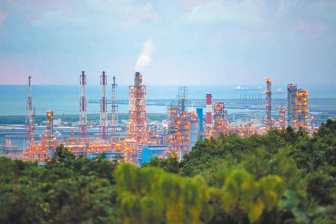 副總統賴清德昨出席「2050淨零轉型：邁向綠色社會論壇開幕式」致詞表示，淨零轉型不只是經濟發展，也要兼顧社會公平及環境保護。圖為高雄市大林蒲，長年受石化、重工業包圍。（本報資料照片）