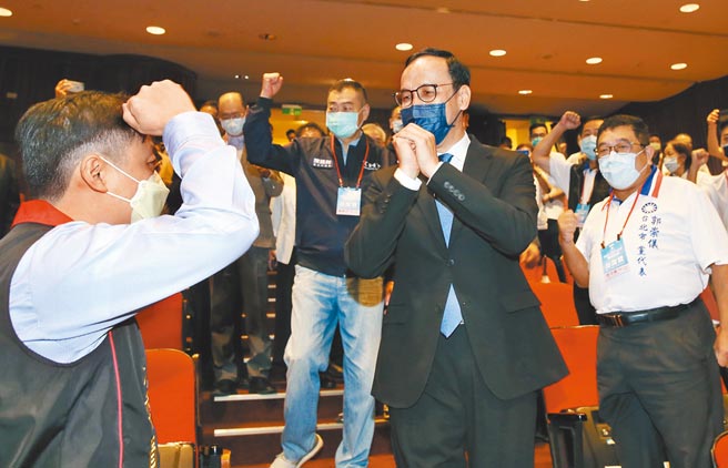 国民党30日举行第21届第1次全国代表大会，党主席朱立伦（中右）前往位于台北市议会的台北会场视察，出席党代表高喊加油口号。（姚志平摄）