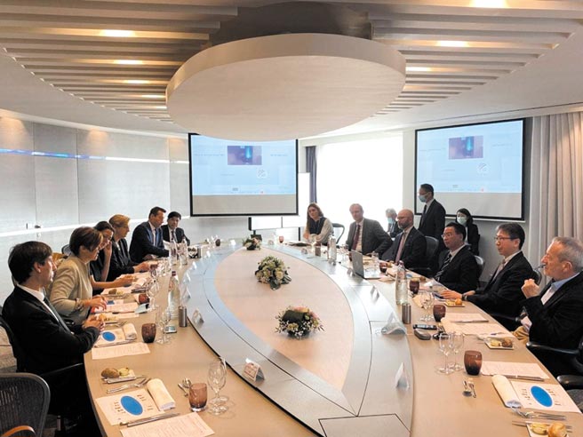 外交部长吴钊燮（右排前三）出访欧洲，并与欧洲议会及比利时国会的友台议员会面，就台海安全现况、台湾参与联合国，及呼吁台欧盟儘速启谈双边投资协议（BIA）等议题交换意见。（外交部提供）