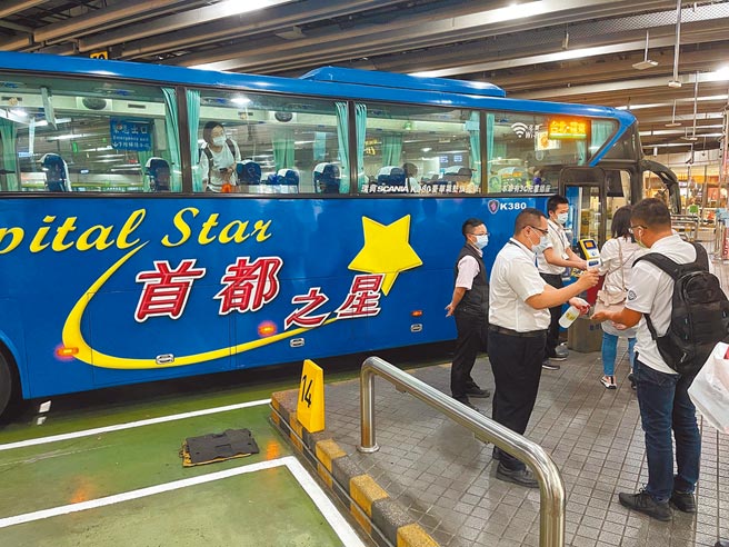 周一柴油要大涨0.7元，牌价衝3年新高，恐衝击客运业票价。（本报资料照片）