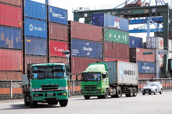 台经院研究员邱达生认为，两岸出口皆未明显衰退，主要是衝刺内需市场，包含投资和鼓励消费，使出口依赖程度逐渐缩小。图为基隆港东8至11货柜码头。（本报资料照片）