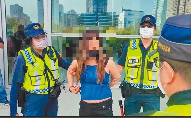 女子大鬧高雄展覽館接種站，要求混打疫苗不成，咆哮辱警，被上銬移送法辦。（翻攝照片／石秀華高雄傳真）