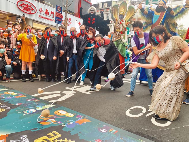 新北市政府举办「府中搞什么鬼」万圣节活动，新北市长侯友宜扮成吸血鬼踩街、亲自参加童玩闯关游戏。（王扬杰摄）