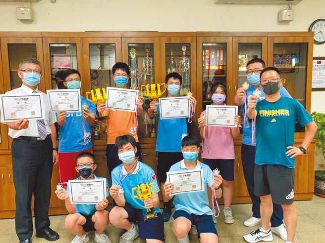 台中市深耕科技教育有成，崇倫國中OFDL團隊囊括機器人全國賽冠亞軍。（台中市教育局提供／王文吉台中傳真）