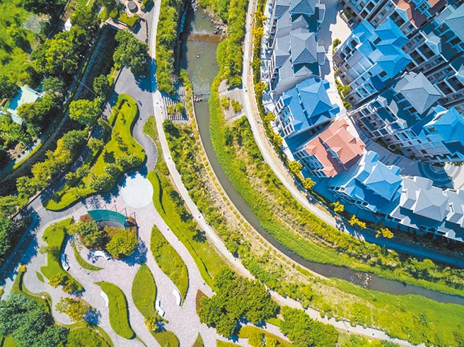 淡海近期推出的電梯別墅案「微風別墅」，主訴求稀有生活機能便利的別墅聚落。