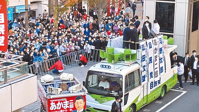 日本國會眾議院大選31日將登場，首相岸田文雄30日前往神奈川縣相模大野站北口，發表街頭演說，為自民黨候選人助選。（摘自岸田文雄推特）