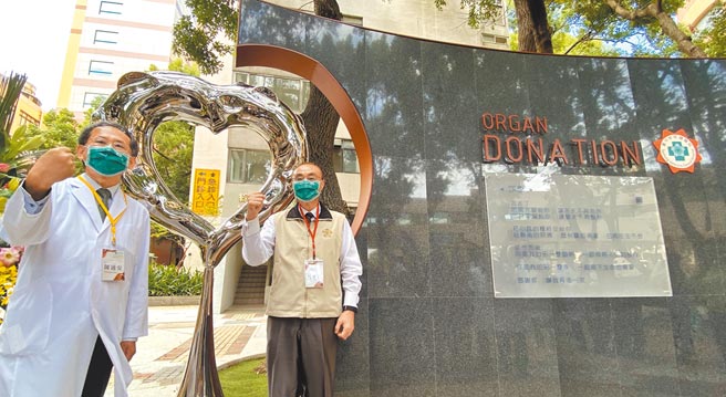 器官捐赠及大体捐赠是人离世时，回馈这块土地最简单易行的方法。图为中荣39周年庆举办器官捐赠大爱墙落成仪式，中荣院长陈适安（左）及退辅会主委冯世宽（右）与会。（陈淑芬摄）
