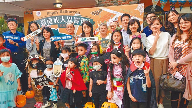 经济部商业司长苏文玲（后排左五）、商发院董事长许添财（后排左四）与商发院副院长张皇珍（后排左三）为台南市大学路18巷打造品牌一条街，并命名为「异飨一条街」。（程炳璋摄）