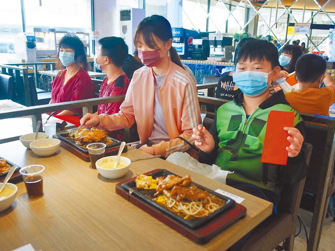 云林县家扶中心学童「拿奖状吃牛排」，请家人共享大餐。（张朝欣摄）