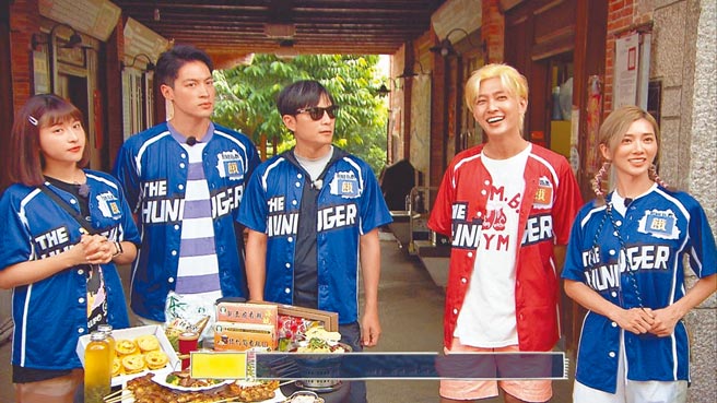 峮峮（左起）、许孟哲、孙协志、炎亚纶、「豆花妹」蔡黄汝一起闯关玩游戏。（中视提供）