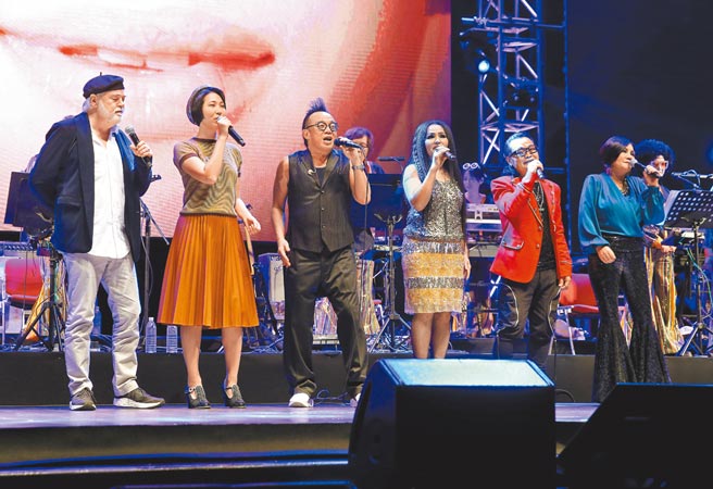 ICRT知名DJ Tony Taylor（左起），王若琳、黄大炜、潘越云、沈文程、官灵芝等唱将献声。（粘耿豪摄）